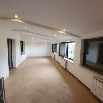 Brezovica, poslovni prostor 90 m2, veliko parkiralište