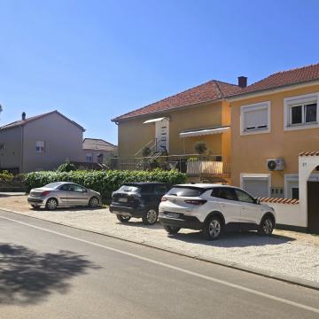 BRODARICA- Kuća sa dva jednosobna stana- Useljiva odmah !!
