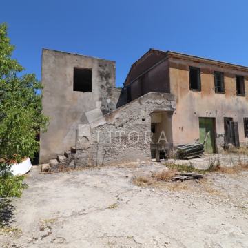 Brodarica – samostojeća kuća s velikim potencijalom, 180 m od mora