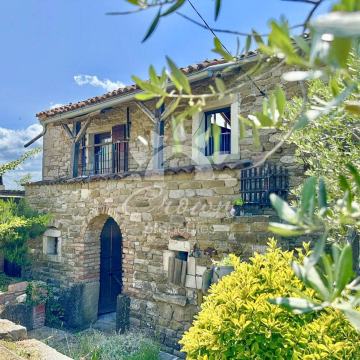 BUJE,Umjetnička kamena kuća s pogledom koji nadahnjuje