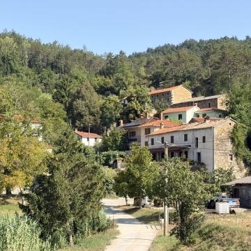 Buzet, Unikat. Kameno imanje s tri pomoćna objekta.