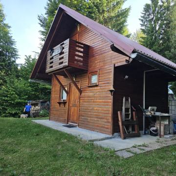 Mir i tišina Gorskog kotara – drvena vikendica uz potok