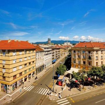 Centar, blizina Sheratona, prostran građanski stan, 142.95m2, LIFT