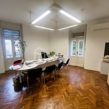 Centar grada, 2. kat, lift, tri balkona