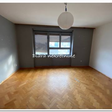 CENTAR - PREKRASAN 3S STAN 60 M2 NA VRHUNSKOJ LOKACIJI!