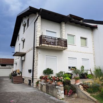 Četverosobni stan u potkrovlju i pripadci, Bjelovar, 120 m²