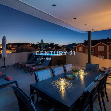 PENTHOUSE 4 zvjezdice, privatni kat – 125 m² terasa, 3 parkinga, Čiovo