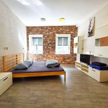 UPRAVO SNIŽENO!! CRIKVENICA CENTAR - DRUGI RED OD MORA!