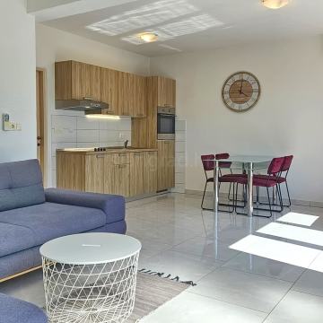 Crikvenica, kompletno namješten apartman s krovnom terasom i pogledom!