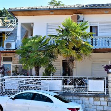 PRILIKA!!!CRIKVENICA - ŠIRI CENTAR - APARTMANSKA KUĆA SA POGLEDOM NA M