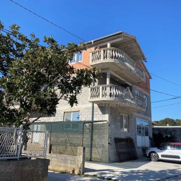 CRVENE KUĆE - Zadar, obiteljska kuća sa dva stana!