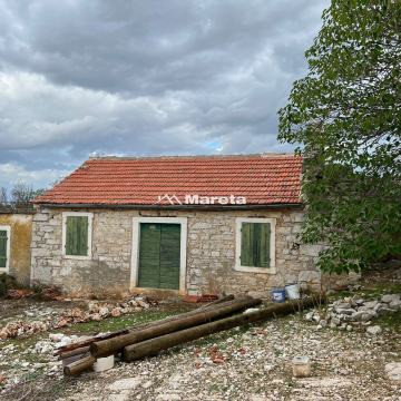 DEBELJAK - kamena starina s zemljištem 1800 m2