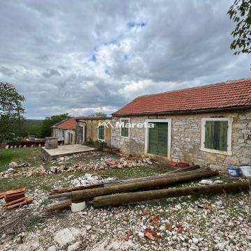 DEBELJAK - kamena starina s zemljištem 1800 m2