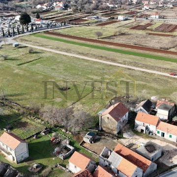 DICMO, KUĆA NA VELIKOJ GRAĐEVINSKOJ PARCELI OD 3000 M2
