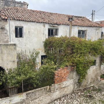 DIKLO-kamena kuća za renovaciju na odličnoj lokaciji 60 metara od mora