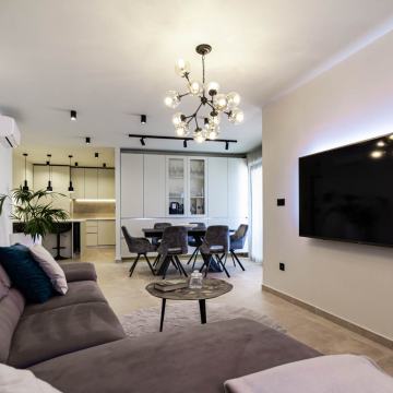 Dizajnerski uređen dvoetažni stan / apartment by renowned designer