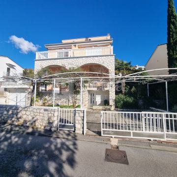 Dramalj, kuća sa šest apartmana na 200 m do mora!