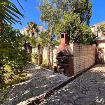 DRAMALJ- Stan s okućnicom 80m od mora