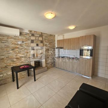 DRAMALJ - stan s prostranom terasom i pogledom na more