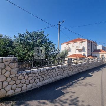 Dramalj, vila s krasnom okućnicom u drugom redu do mora!