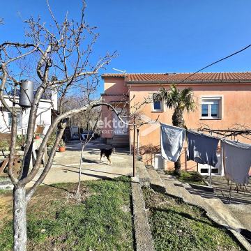 Drenova, obiteljska kuća sa dva stana i garažom