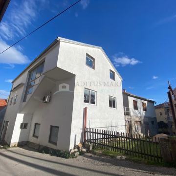 Drniš - obiteljska kuća u centru grada na prodaju