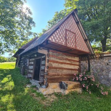 Drvena etno klijet na mirnoj lokaciji