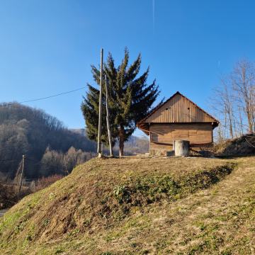 Drvena kuća sa imanjem na sjajnoj lokaciji! SNIŽENO!
