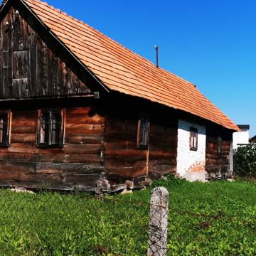 Drvena kuća Vukšin Šipak na prekrasnom građ. zemljištu 1850 m2