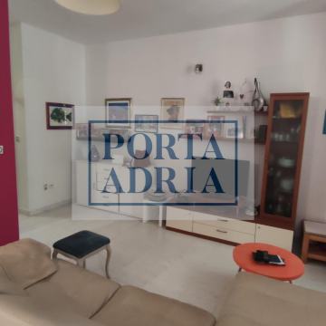 DUGOROČNO***DVOSOBAN S VRTOM, UREĐEN