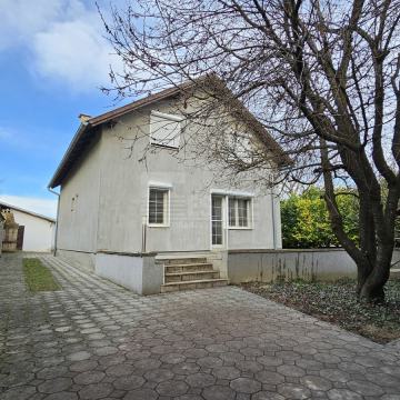 Dvije kuće, 280 m2 stambeno, 719me zemljište, centar Aljmaša