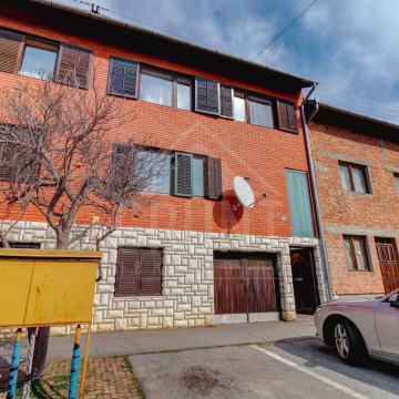 Dvije kuće - jedna čestica | 340 m2 stambene p. | Širi centar