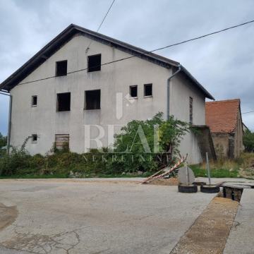 Dvije kuće u samom centru Udbine,165 m2+300 m2