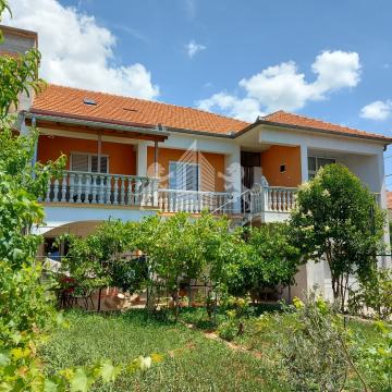 Dvojna kuća s 3 stana i garažom - Ričine, Zadar