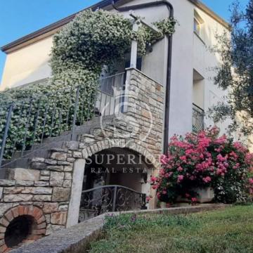 Dvojna kuća 82 m², 2 terase, 2 km od mora, adaptirano