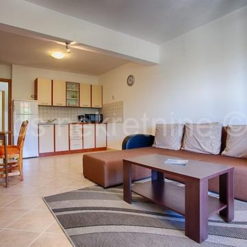 Dvojna kuća s tri apartmana!!