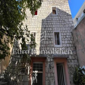 Dvojna stara kamena kuća u samom centru Makarske