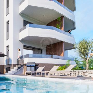 PRILIKA! DVOSOBAN APARTMAN S BAZENOM U NOVOGRADNJI, PRVI RED DO MORA!