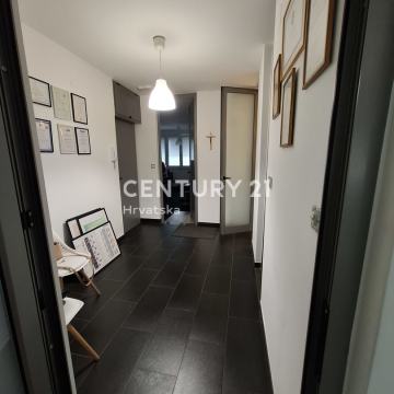 PRILIKA - Renoviran dvosobni stan 52,40 m², južna lođa – Ravne njive