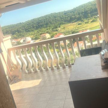 Dvosoban stan u potkrovlju, mirna lokacija