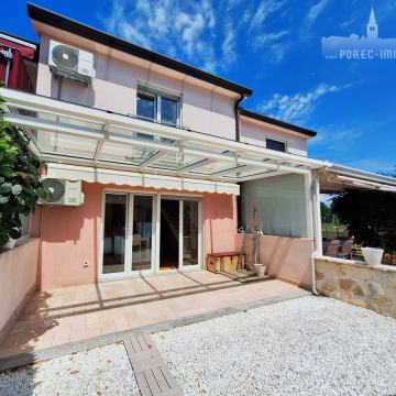 Ekskluziva agencije! Poreč, kuća u nizu na samo 2 km od mora, blizu ce