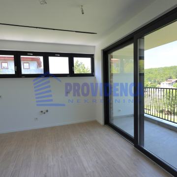 SNIŽENO Stan s privatnim vrtom i velikom natkrivenom terasom
