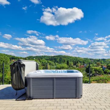 Ekskluzivna kuća u zelenilu s jacuzzijem i pogledom – 200m od Mrežnice