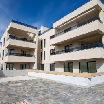 Ekskluzivna novogradnja,lift,pogled na more, 50 metara od mora!