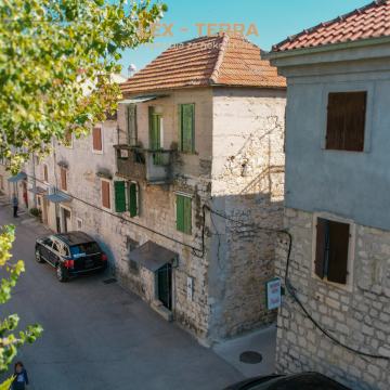 Ekskluzivno, Kaštel Štafilić – Stara Kuća S Velikim Potencijalom
