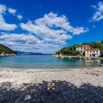 EKSKLUZIVNO! Kuća 1. red do mora na zemljištu od 7500 m2