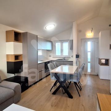 EKSKLUZIVNO NOVOUREĐENA KUĆA SA POGLEDOM NA MORE