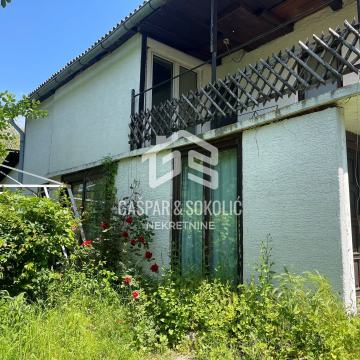 Ekskluzivno na prodaju građevinsko zemljište s kućom