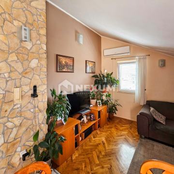 Ekskluzivno! Trosoban stan s pogledom na more, terasa, parking, tavan!