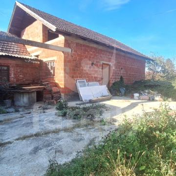 EKSLUZIVNO PROSTRANA KUĆA ZA ADAPTACIJU NA TOP LOKACIJJI